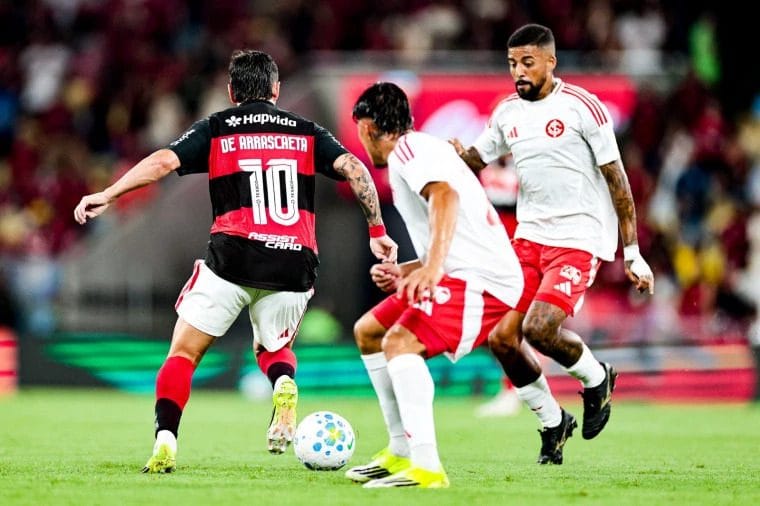 Flamengo sai atrás no placar e busca o empate contra o Internacional no Maracanã Flamengo sai atrás no placar e busca o empate contra o Internacional no Maracanã